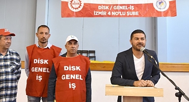 Foça Belediye Başkanı Fatih Gürbüz ve belediye işçileri, 1 Mayıs Emek ve Dayanışma Günü’nde buluştu