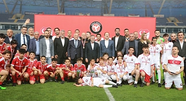 Futbolseverler Mersin’de Depremzedeler İçin Omuz Omuza Verdi