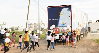 Garanti BBVA'nın gezici tırı deprem bölgesindeki çocuklarla buluştu