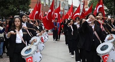 Gençler 19 Mayıs Coşkusunu Sokaklara Taşıdı