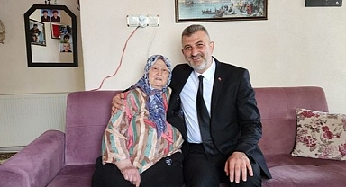 Gölcük Belediye Başkanı Ali Yıldırım Sezer, Anneler Günü vesilesiyle yayınladığı mesajında, “Karşılıksız sevginin, merhametin ve fedakârlığın timsali annelerimizin Anneler Günü kutlu olsun” dedi