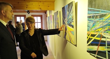 Gölcük Belediye Başkanı Ali Yıldırım Sezer, Yalı Evleri’nde Doc. Dr. Nilgün Keskin Şenel’in kişisel resim sergisi açılışını gerçekleştirdi.