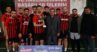 Gölcük Belediyesi 22. Geleneksel Futbol Şöleni'nde Körfez Arena'yı 3-0 yenen Azat İnşaat şampiyon oldu
