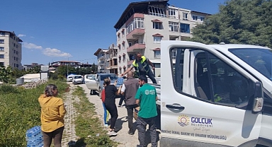 Gölcük Belediyesi ekipleri, deprem bölgesi Hatay’da mahalle mahalle gezerek erzak ve su dağıtımlarına aralıksız sürdürüyor