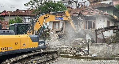 Hasarlı ve metruk yapıların yıkımı sürüyor