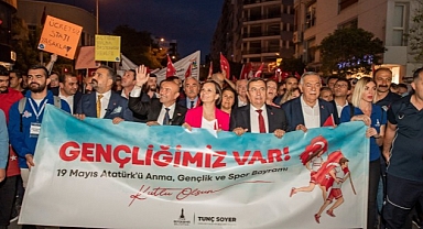 İzmir'de 19 Mayıs coşkusu meydanlara sığmadı
