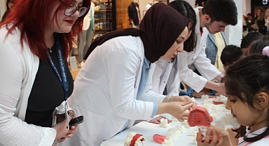 İzmir’in Balçova İlçesindeki Öğrenciler Dokuz Eylül Üniversitesi Diş Hekimliği Fakültesiyle Ağız ve Diş Sağlığına Kavuşuyor