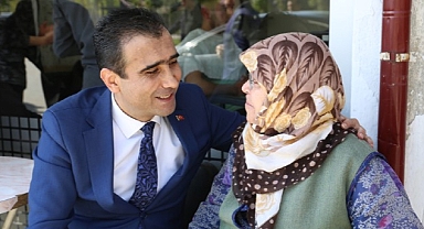 Karaman Belediye Başkanı Savaş Kalaycı, Millet Bahçesinde bulunan kütüphanenin açılış törenine katıldı, parkta bulunan vatandaşları ve çevre esnafını ziyaret etti