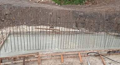 Karamürsel Yakut Sokakta menfez, taş duvar ve asfalt