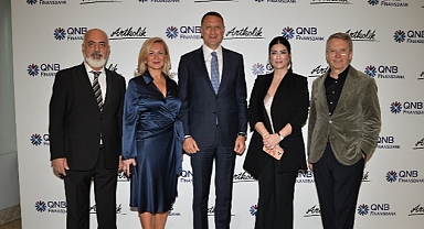 ‘Kırılma Noktası: Hikâyenin Sonunu Sen Yaz’ sergisi iş ve sanat dünyasını Kristal Kule’de buluşturdu