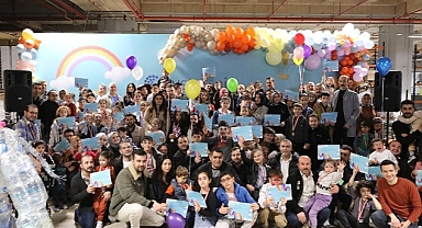 Minik sanatçılar dev bir ileri dönüşüm heykeli inşa etti