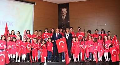 Minik Yüreklerde Solo ve Koro Performansı