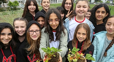 Öğrenciler Mini Bostan’da fide dikti