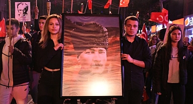 On binler bağımsızlık coşkusuyla yürüdü!