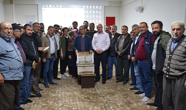 Selçuklu Belediyesi kırsal mahallelerde kalkınmanın ve hayvansal üretimin geliştirilmesi amacıyla pilot bölge olarak belirlenen Eğribayat Mahallesinde arı yetiştiriciliğine destek oluyor