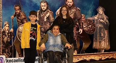 Tiyatro bütün engelleri aşar