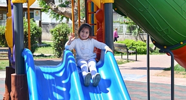 Yenişehir Belediyesi yakılan çocuk oyun grubunu yeniledi