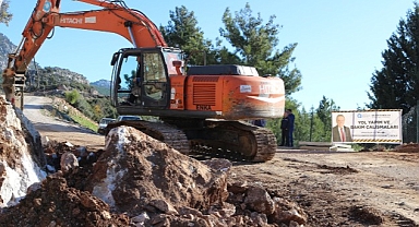 Akseki'de bozulan yollar onarılıyor
