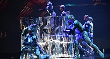 Andy Show'un Cosmos Theatre'daki Dünya Prömiyeri izleyenleri büyüledi
