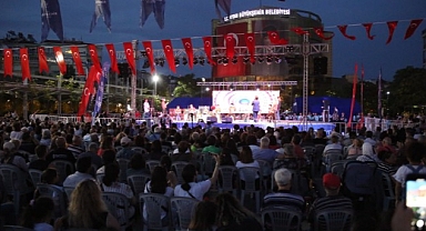 Aydın Büyükşehir Belediyesi kursiyerlerinden oluşan ritim grubu Aydınlılara doyumsuz bir gece yaşattı