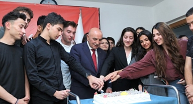 Başkan Altınok YKS Öğrencileriyle Pasta Kesti