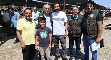 Başkan Esat Öztürk Kurban pazarını ziyaret etti