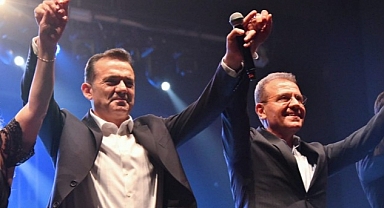 Başkan Özyiğit, depremzede öğrenciler için “Islak Islak” şarkısını seslendirdi