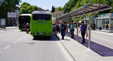 Büyükşehir 12 ilçede durakları yeniliyor