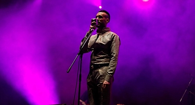 Cem Adrian’dan Duygu Yüklü Bir Sahne Performansı