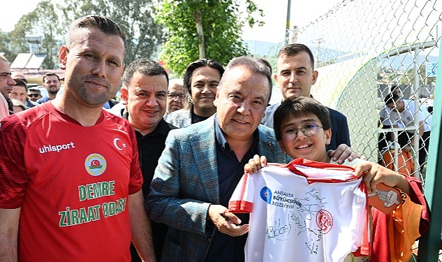 Çiftçi Kupası'nın başlama vuruşunu Başkan Böcek yaptı