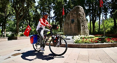 Cumhuriyet'in 100. yılı anısına Sivas’tan Karşıyaka’ya pedalladı