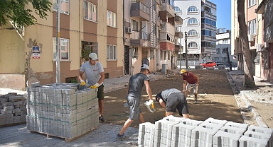 Edremit’te sokaklar parke taşlar ile örülüyor