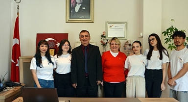 Egeli genç iletişimciler “Patini Uzat” diyerek can dostları sevindirmeyi sürdürüyor