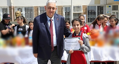 Gemlik’te duyarlı öğrenciler körfezin kirlenmesini önlüyor