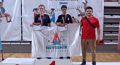 Güreşçiler Sivas'tan Altın ve Bronz madalya ile dönüyor