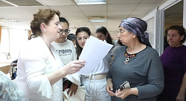 İrlandalı Öğretmenden İyilik Dersi: DEÜ Aracılığıyla Depremzedelere Yardım Ulaştırdı