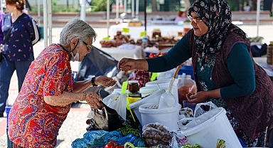 Karşıyaka’da atalık tohumların mahsulleri tezgahları süsledi
