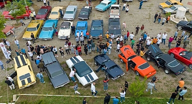 Klasik otomobil tutkunları Buca’da buluştu