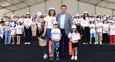 Kreş öğrencileri İmamoğlu'yla birlikte mezuniyet şapkalarını fırlattı
