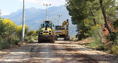 Kumluca'da Erentepe grup yolunda asfalt öncesi hazırlık