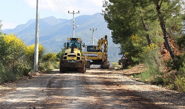 Kumluca'da Erentepe grup yolunda asfalt öncesi hazırlık
