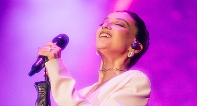 Melike Şahin Göz Alıcı Bir Geceye İmza Attı