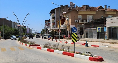 Menderes'te Kaldırımlar Kırmızı Beyaza Büründü