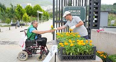 Mezarlıklarda çiçekler Gemlik Belediyesi’nden