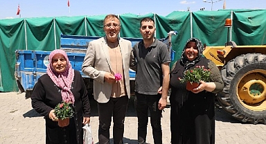 Mezarlıklarda vatandaşlara karanfil dağıtıldı