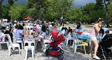 Minik öğrenciler önce piknik yaptı sonra kep attı