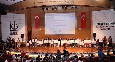 Minik öğrenciler sertifika alarak mezuniyet heyecanını yaşadı