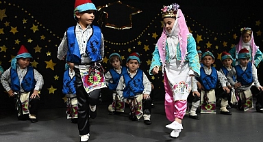 Miniklerden yıl sonu mezuniyet gösterisi