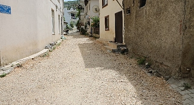 Mudanya Belediyesi, Büyükşehir’in unuttuğu Kumyaka’da yolları yenileyecek