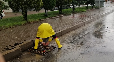 Nevşehir'de etkili olan sağanak yağış ve sonrasında belediye ekipleri yoğun bir çalışma yürüttü